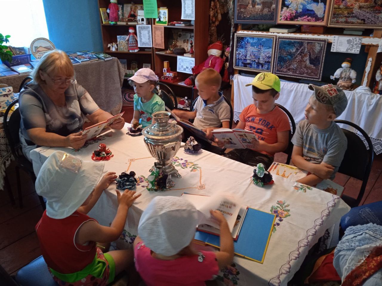 Read more about the article Дети из детского сада «Солнышко» совершили экскурсию в Троекуровскую сельскую библиотеку.