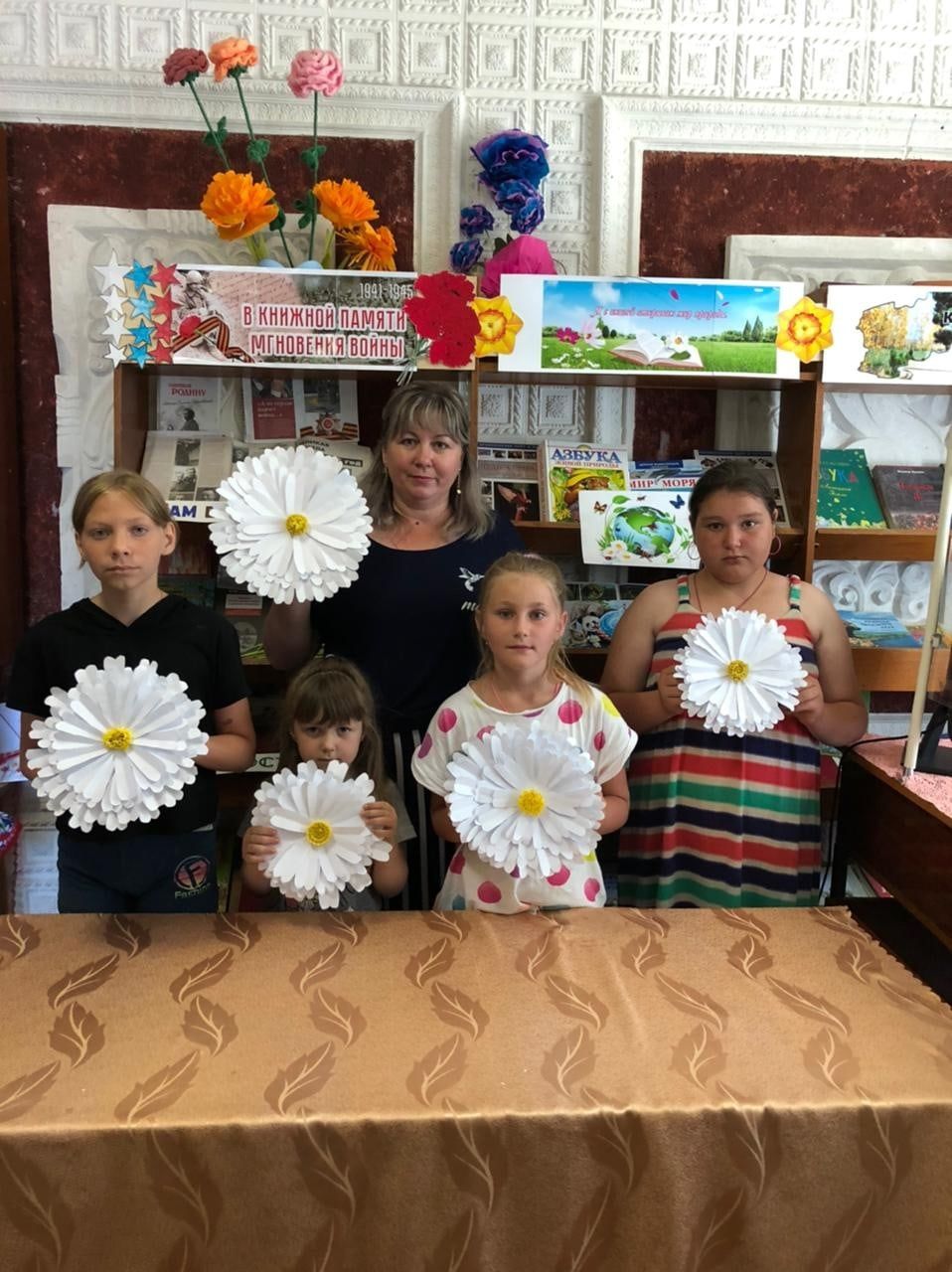 Read more about the article В Ведновской сельской библиотеке прошёл мастер-класс по изготовлению объёмной ромашки.