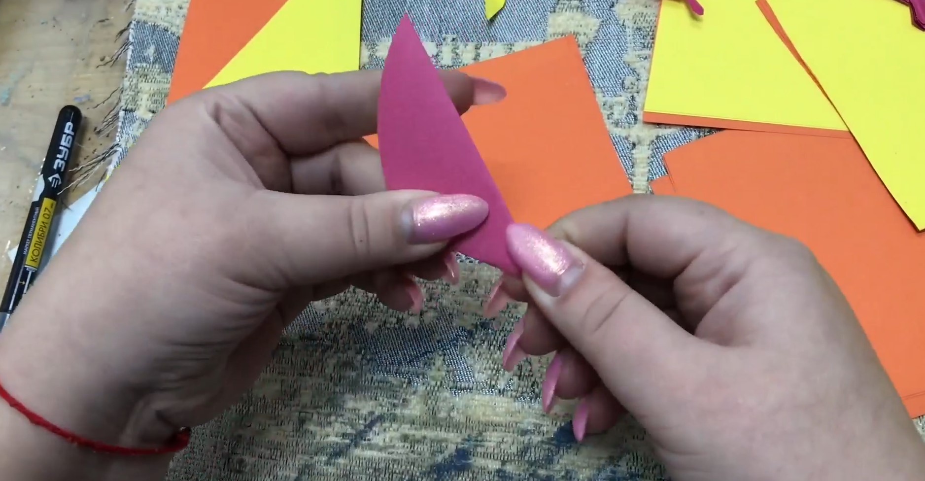 Read more about the article Мастер-класс для детей по изготовлению листьев из цветной бумаги в технике оригами от Центра развития народных промыслов и краеведения