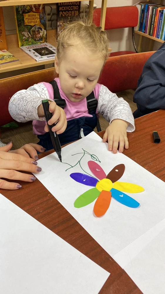 Read more about the article Юсовская сельская библиотека подготовила и провела мастер-класс «Цветик — семицветик».