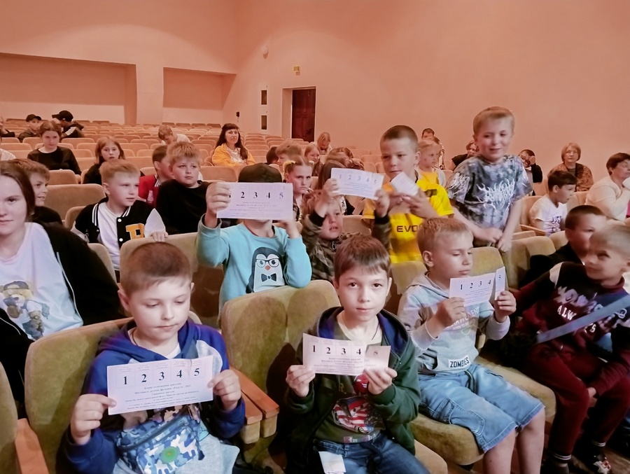 Read more about the article В п.Рощинский состоялось открытие Фестиваля детских фильмов «Радуга».