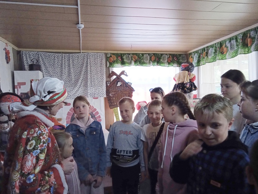 Read more about the article Экскурсионные встречи в Доме кукол для гостей из поселка Рощинский.