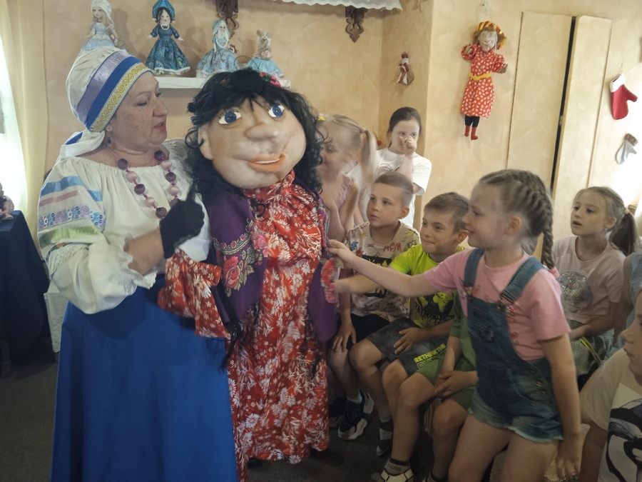 Read more about the article В Доме кукол побывали ребята из посёлка Лев — Толстой.