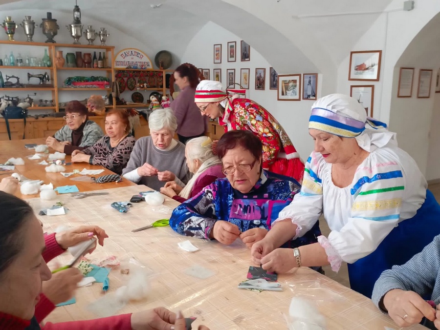 Read more about the article В выставочном зале «Дом купечества» провели мастер — класс по изготовлению Рождественского оберега.
