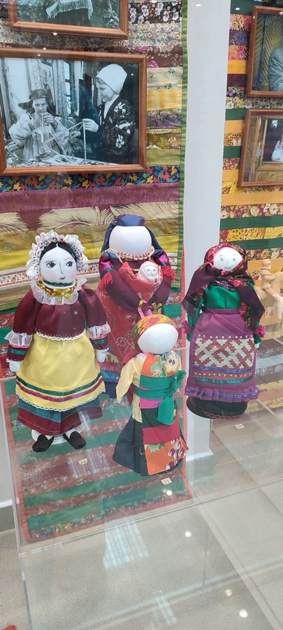 Read more about the article С 6 по 30 апреля выставочный зал «Дом кукол» приглашает всех желающих посетить авторскую выставку текстильной куклы «12 косячков».