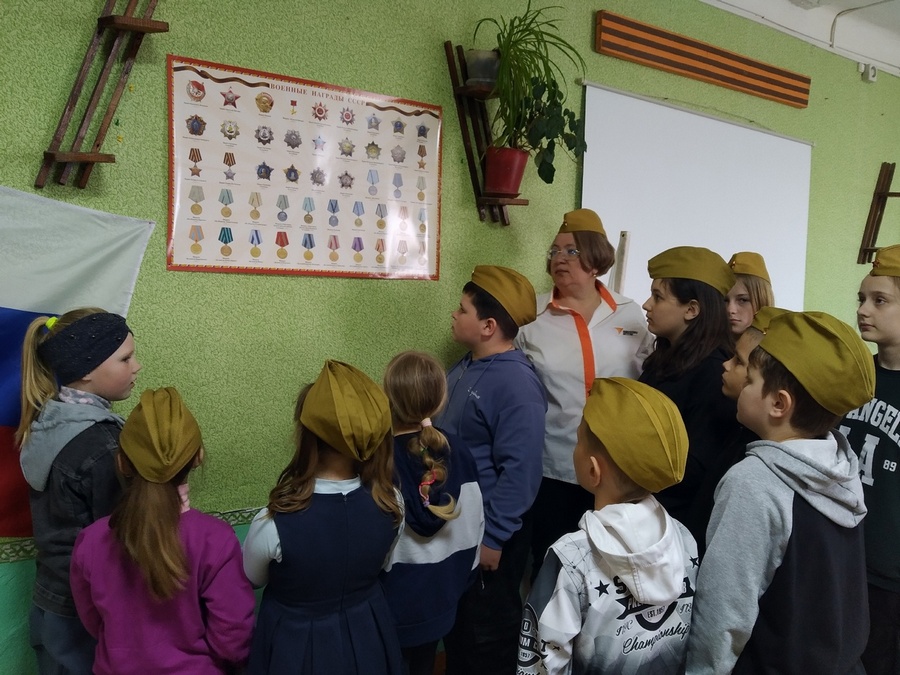 Read more about the article Работники культуры деревни Лозовка провели со школьниками беседу «Медали.Ордена».