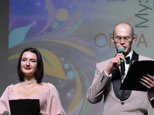 Read more about the article Чаплыгинские артисты и творческие коллективы поздравили измалковцев с Днём работника культуры.